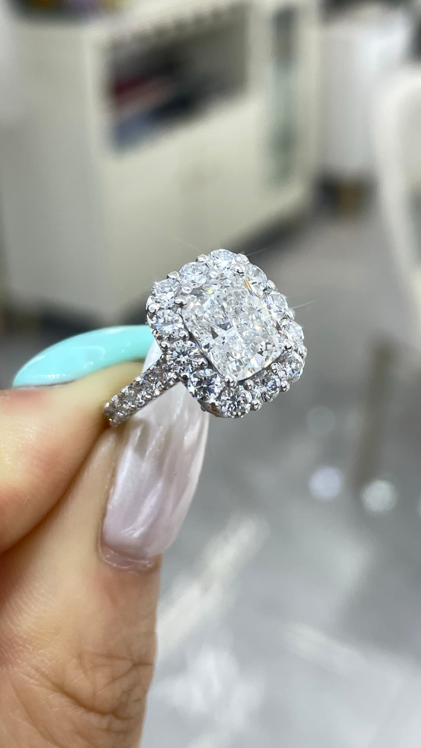 Pt950 墊形 2ct 鑽戒 - 視角 1
