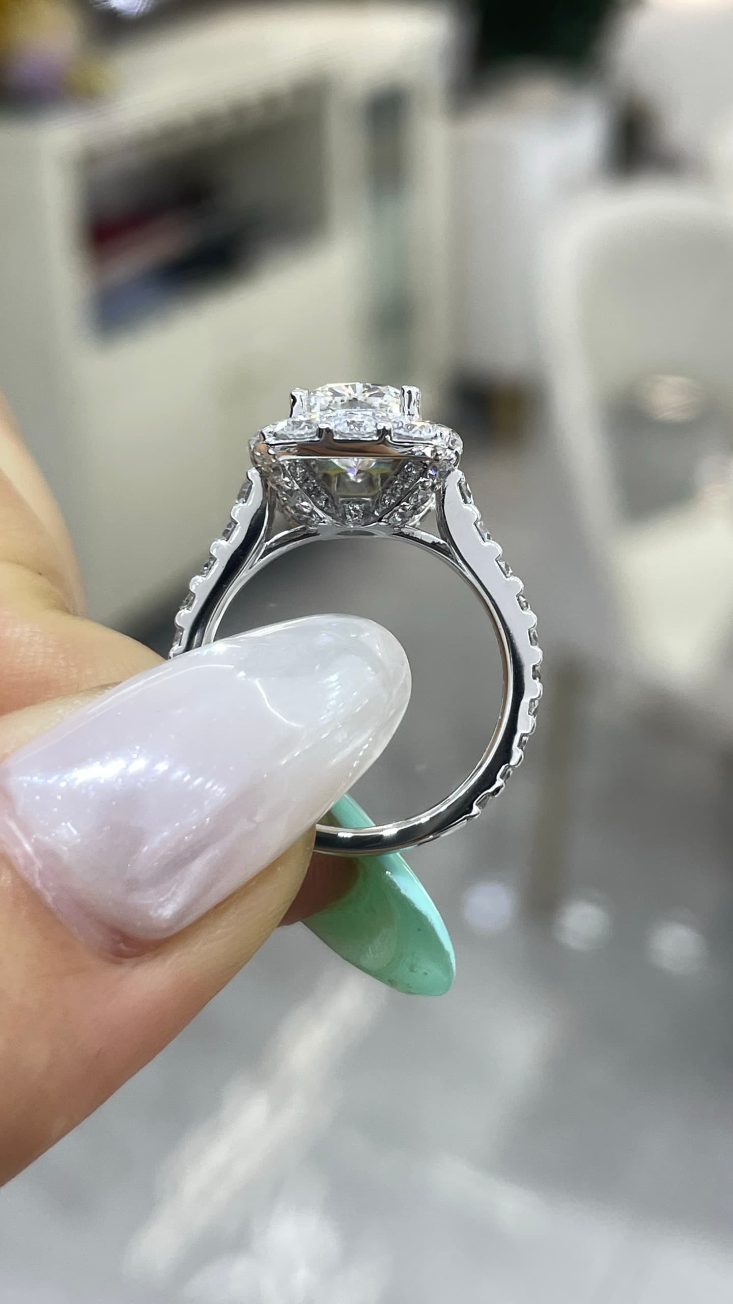 Pt950 墊形 2ct 鑽戒 - 視角 3