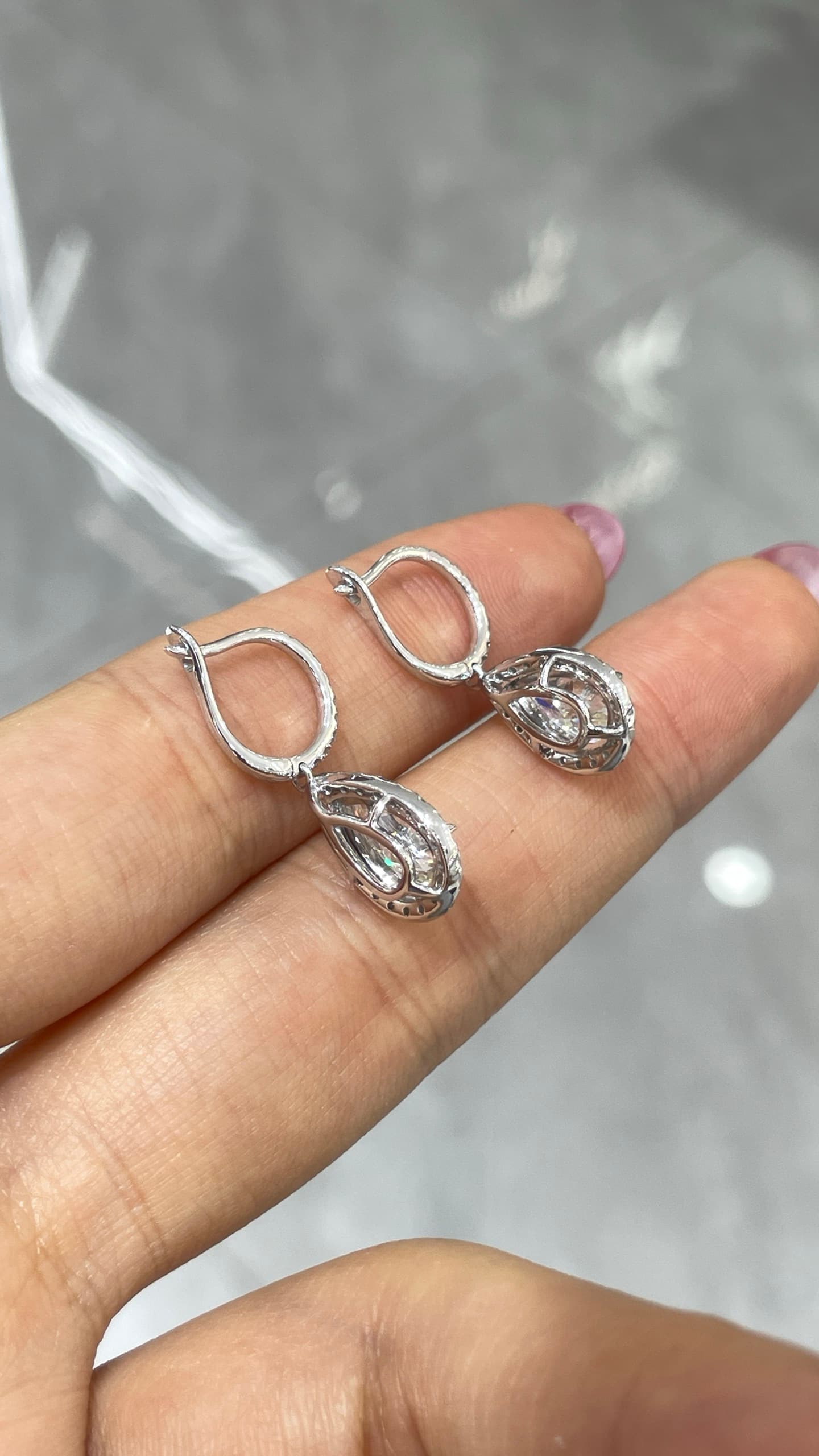 18K 水滴鑽石耳環 - 視角 3