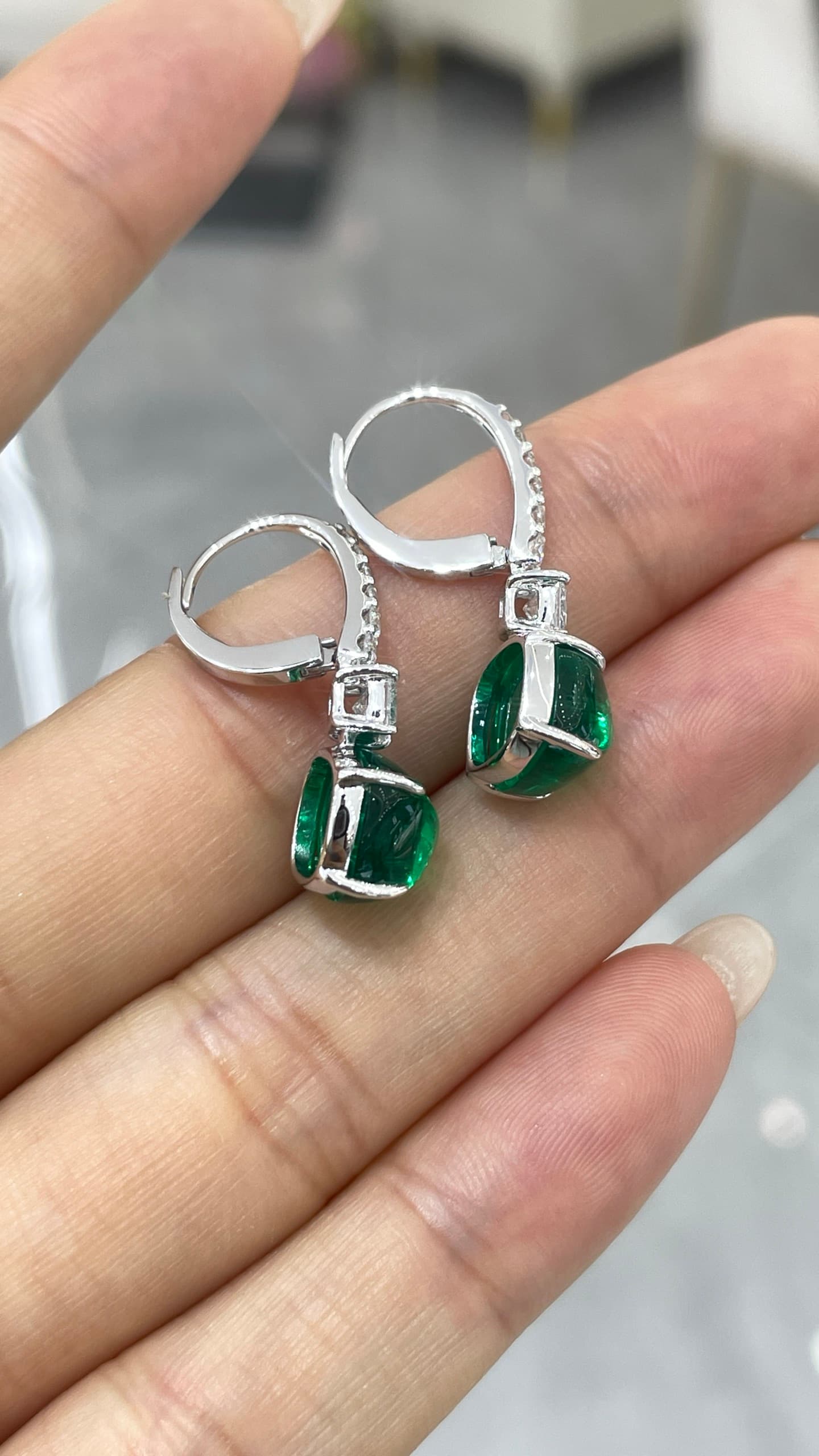 18K 白金祖母綠耳環 - 視角 2