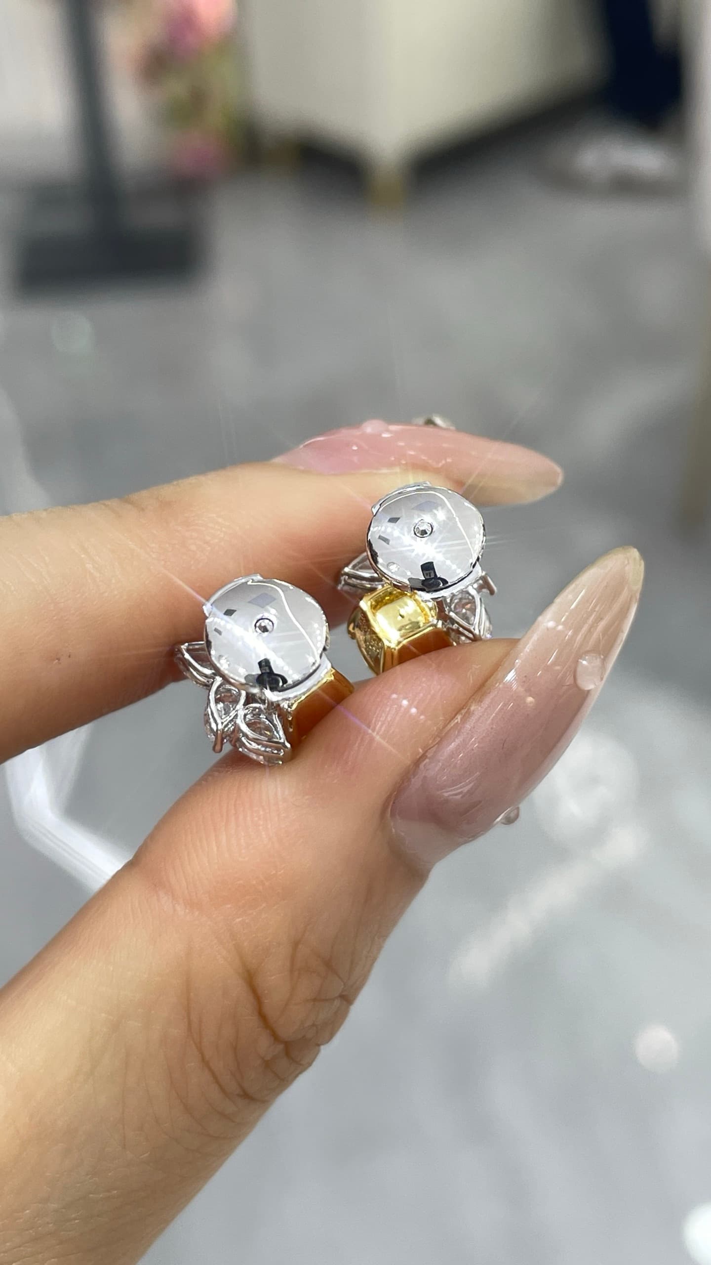 18K + 14K 分色墊形耳釘 - 視角 2
