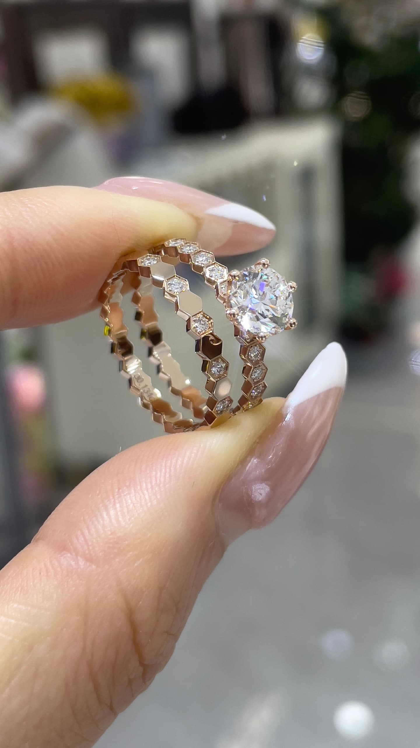18K 1克拉 蜂巢疊戴鑽戒 18K 金戒台，主鑽 1 克拉，蜂巢造型可疊戴設計。 - 視角 2