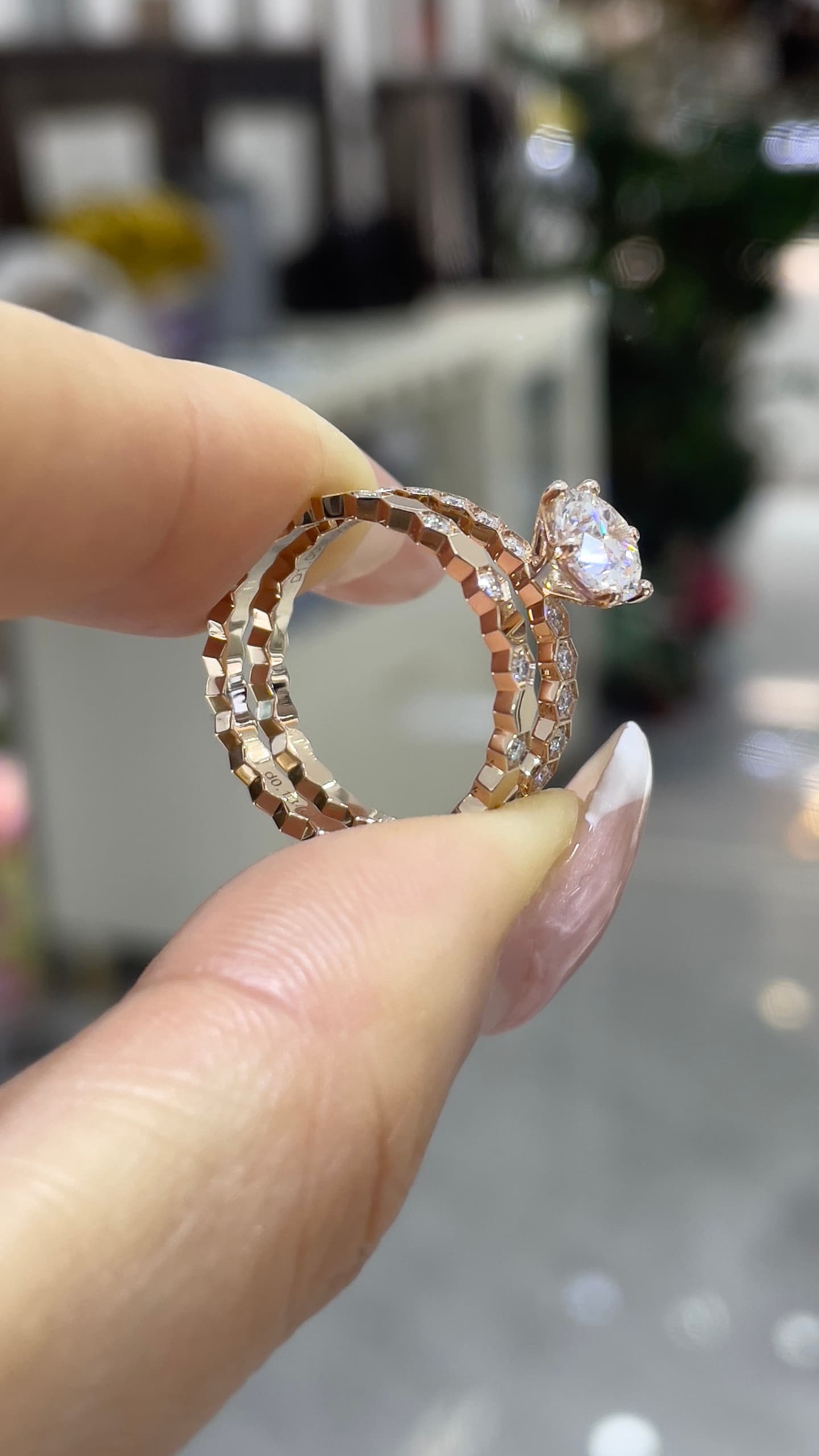18K 1克拉 蜂巢疊戴鑽戒 18K 金戒台，主鑽 1 克拉，蜂巢造型可疊戴設計。 - 視角 5