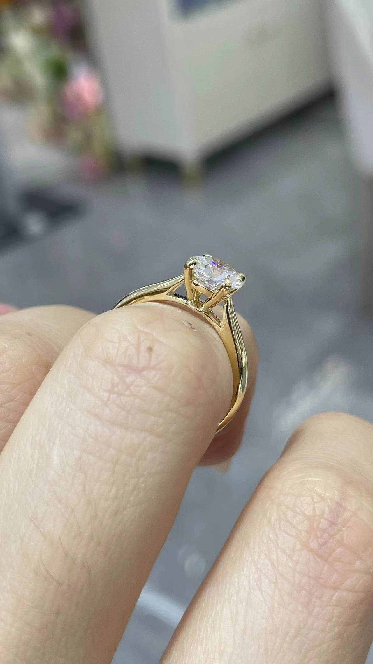 18K金 1克拉 四爪女戒 18K 金戒台，主鑽 1 克拉，四爪鑲嵌女戒。 - 視角 9