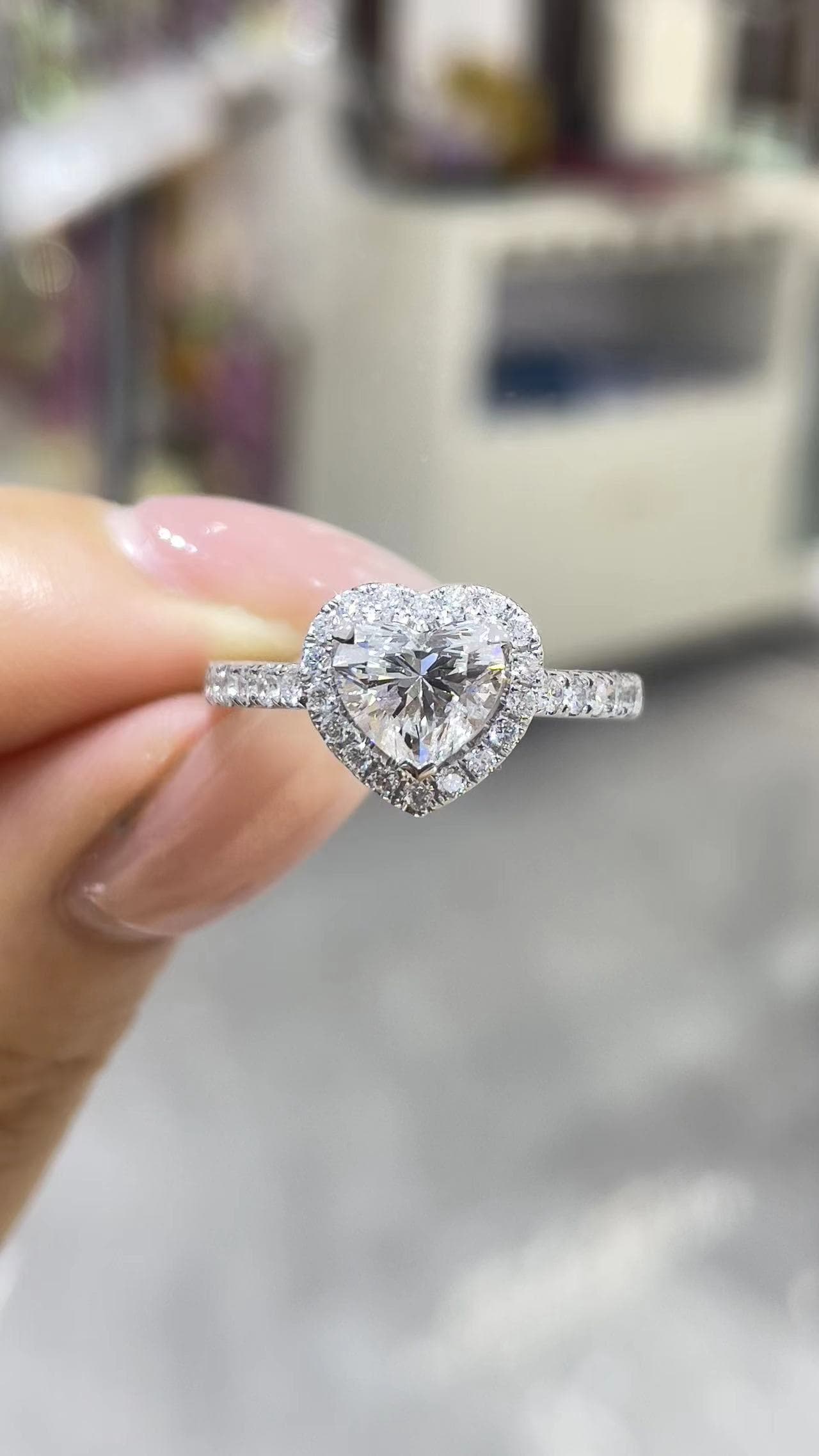 18K 三爪鑲 1克拉 心形鑽戒 18K 金戒台，三爪鑲嵌，主鑽 1 克拉心形，配鑽 0.407 克拉。 - 視角 1