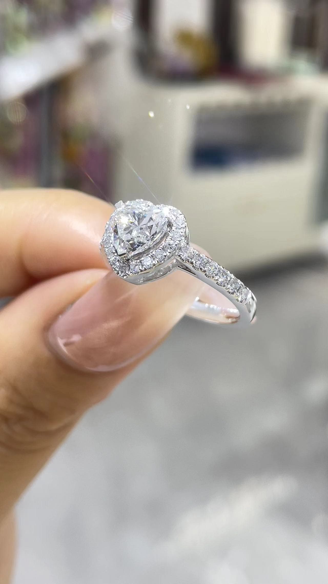 18K 三爪鑲 1克拉 心形鑽戒 18K 金戒台，三爪鑲嵌，主鑽 1 克拉心形，配鑽 0.407 克拉。 - 視角 2