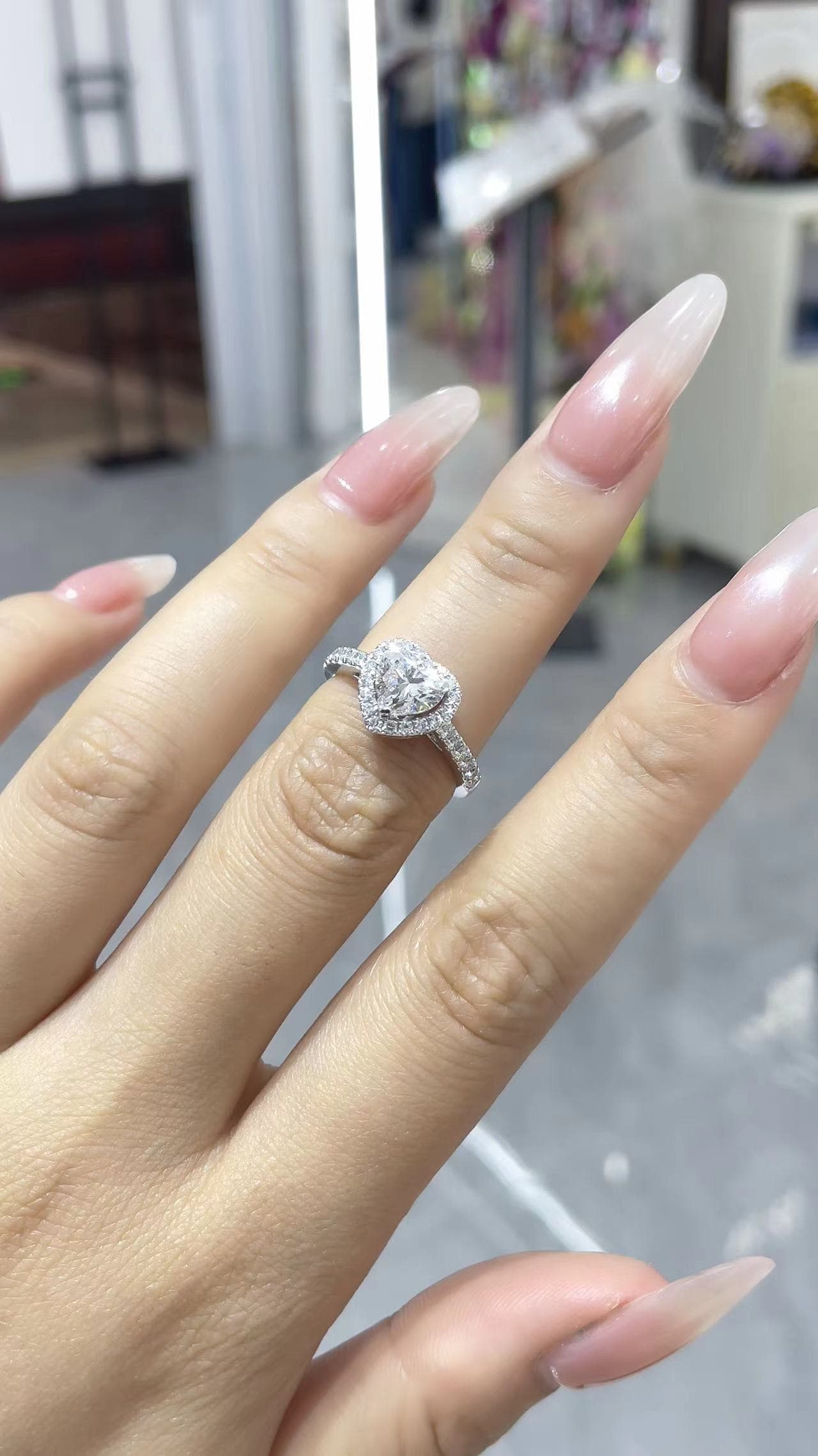18K 三爪鑲 1克拉 心形鑽戒 18K 金戒台，三爪鑲嵌，主鑽 1 克拉心形，配鑽 0.407 克拉。 - 視角 5