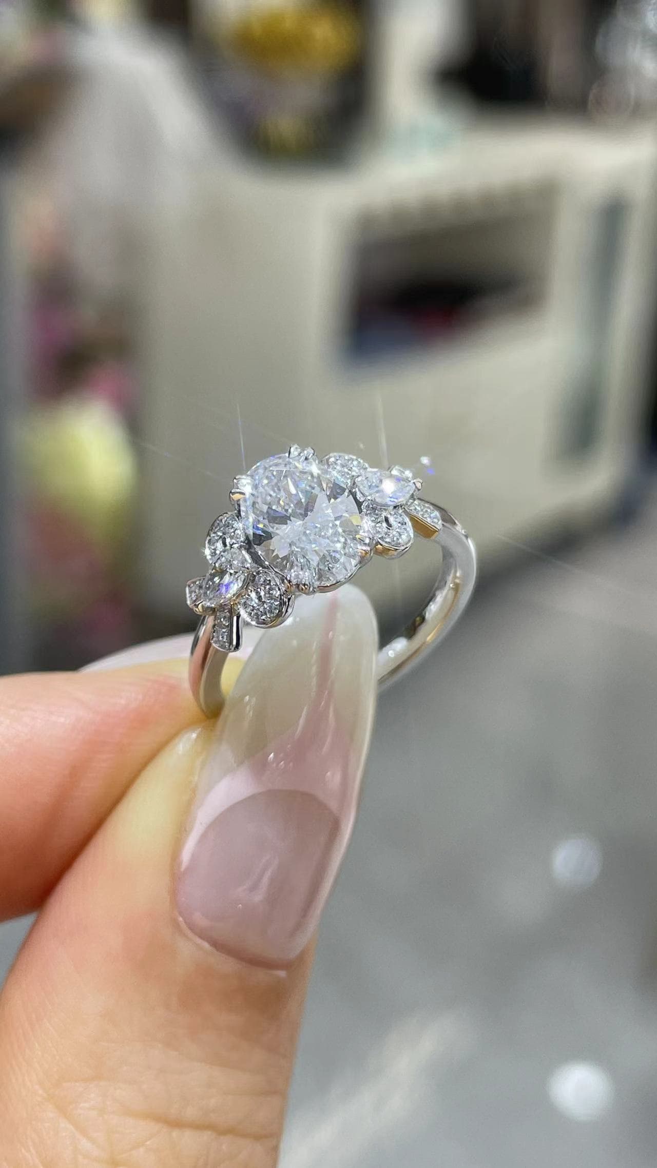 Pt950 四爪鑲 1克拉 橢圓形鑽戒 Pt950 鉑金戒台，四爪鑲嵌，主鑽 1 克拉橢圓形，配鑽 0.235 克拉。 - 視角 2