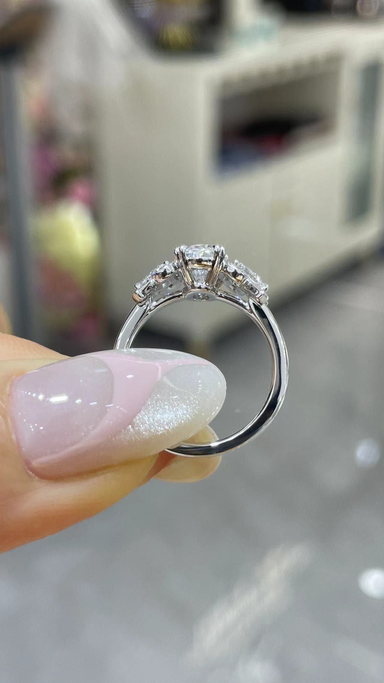 Pt950 四爪鑲 1克拉 橢圓形鑽戒 Pt950 鉑金戒台，四爪鑲嵌，主鑽 1 克拉橢圓形，配鑽 0.235 克拉。 - 視角 4