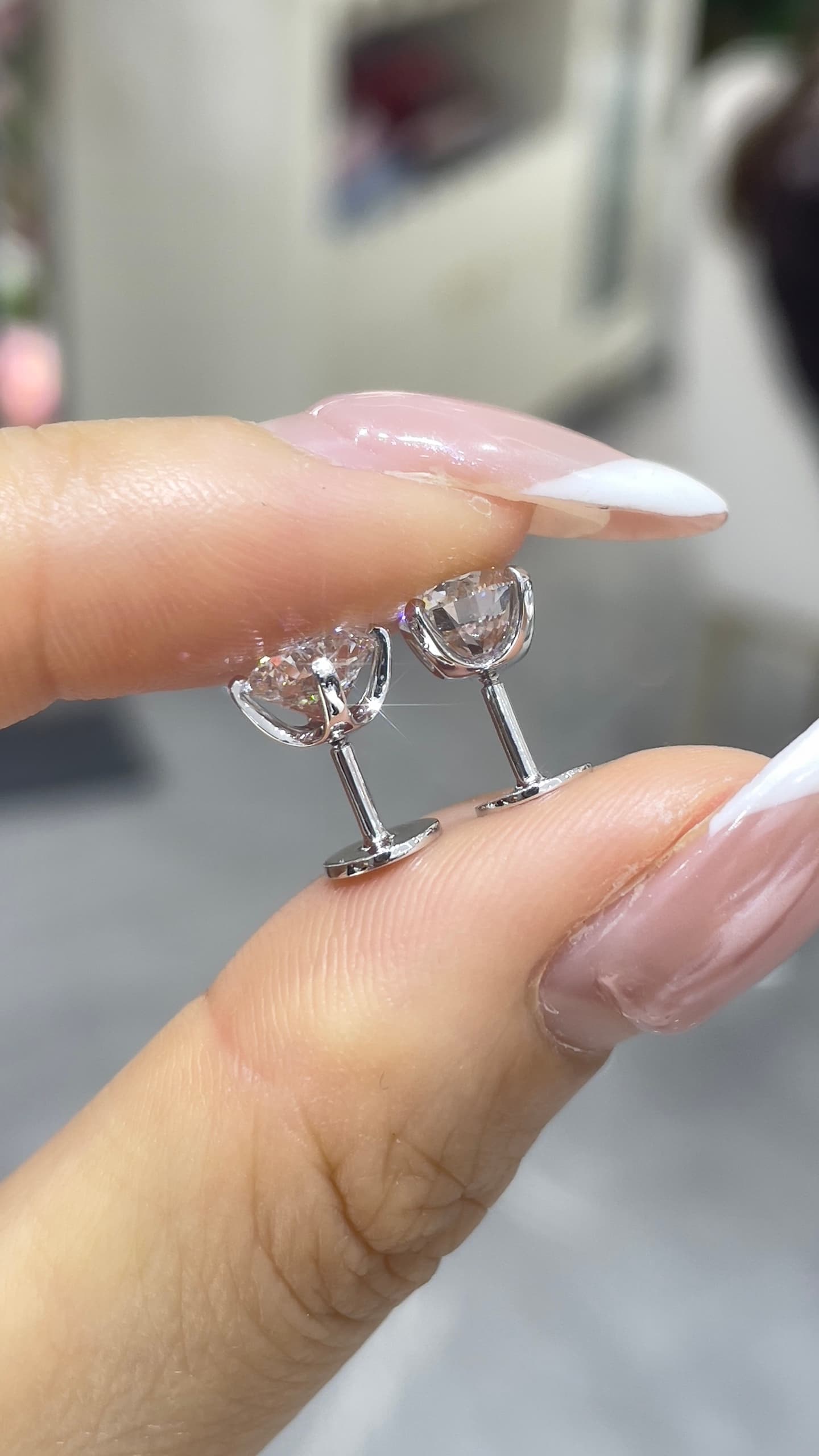 18K 金 單顆 1ct 牛頭四爪耳釘 - 視角 1