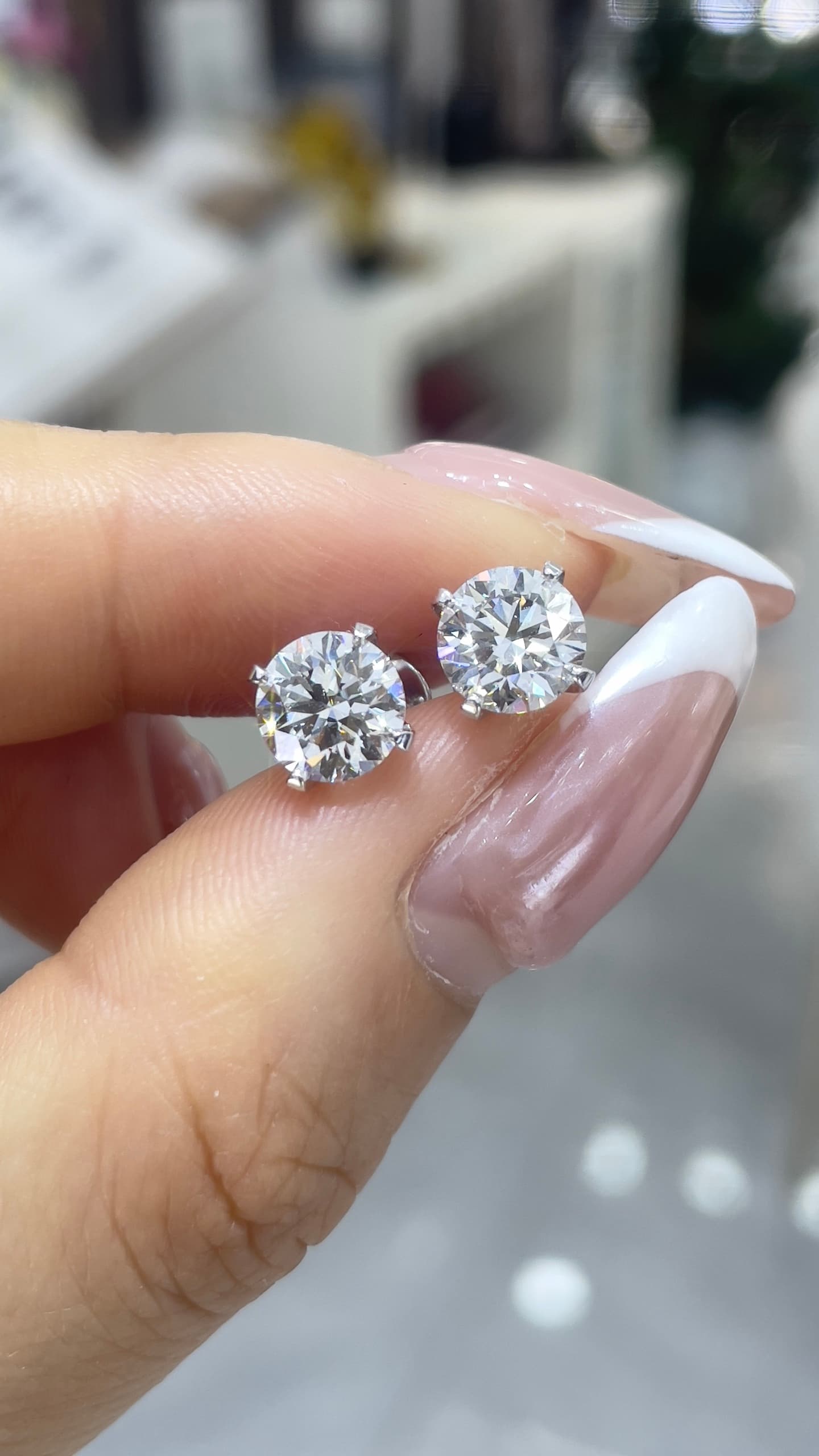18K 金 單顆 1ct 牛頭四爪耳釘 - 視角 2