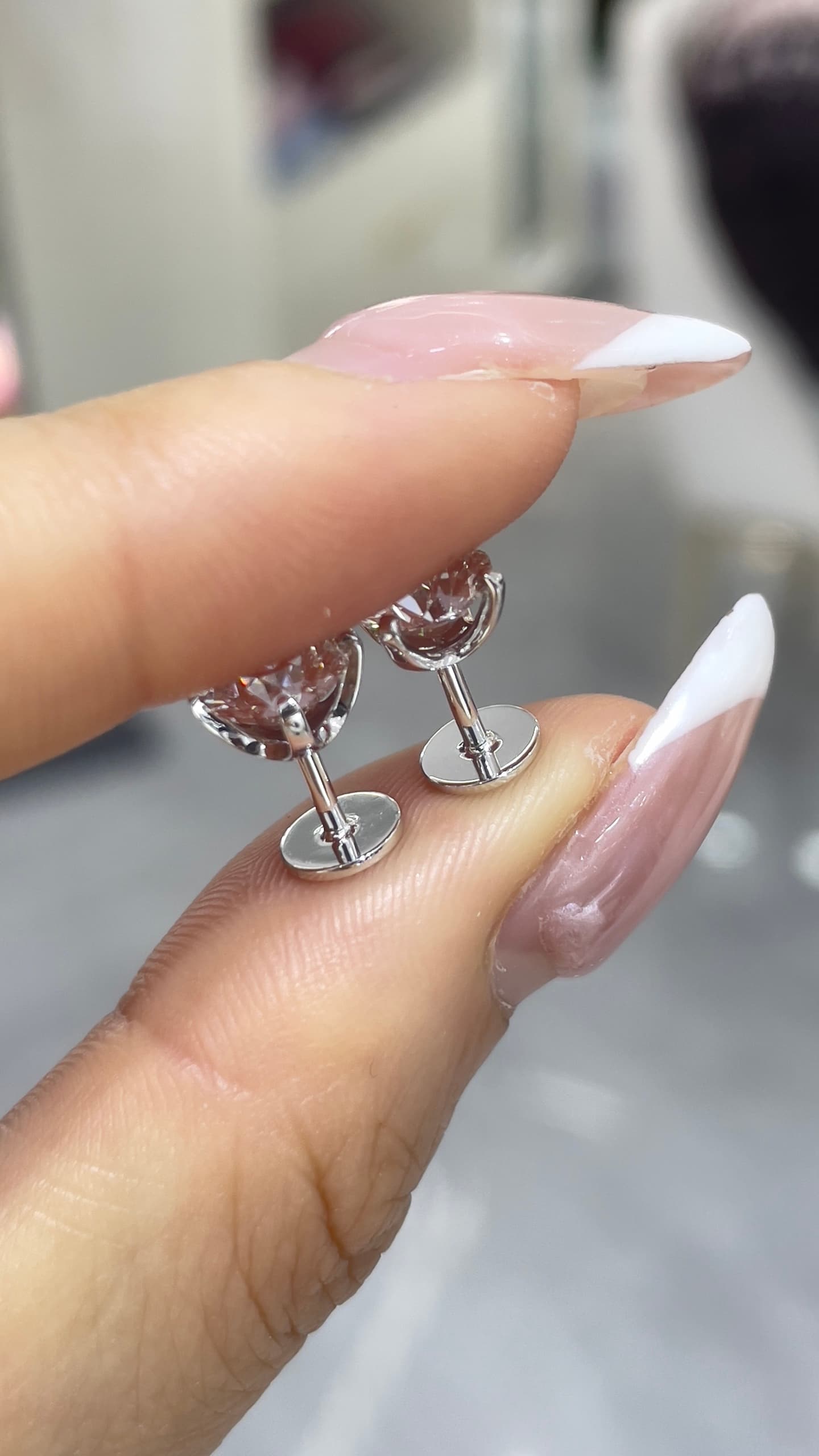 18K 金 單顆 1ct 牛頭四爪耳釘 - 視角 4