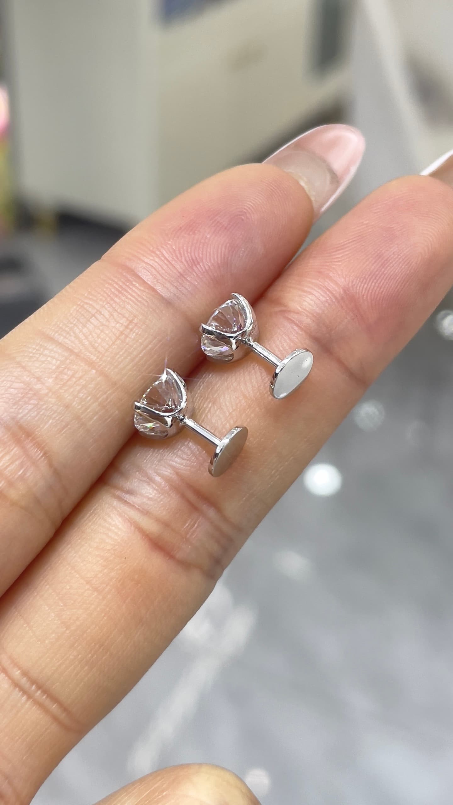 18K 金 單顆 1ct 牛頭四爪耳釘 - 視角 5