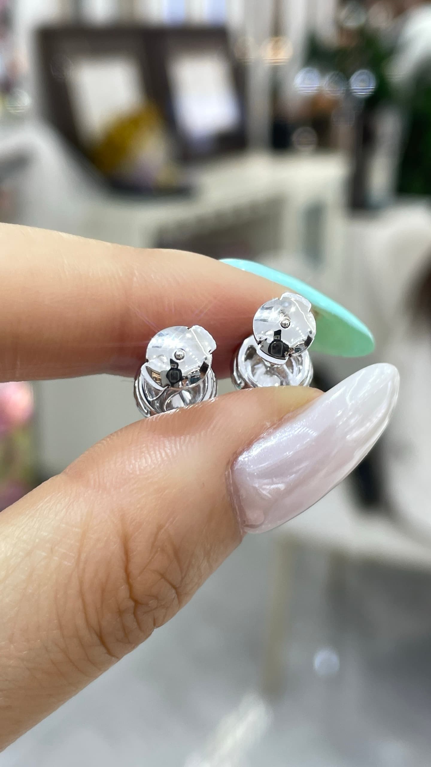18K 白金耳釘 - 視角 3