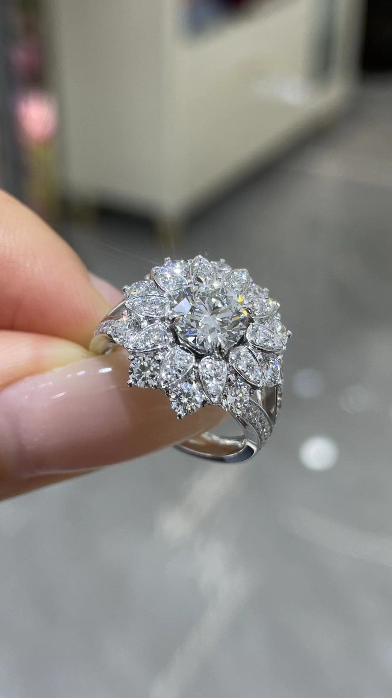 Pt950 1克拉 鑽戒(主鑽1.03ct) Pt950 鉑金戒台,主鑽 1.03 克拉。d1.47*11 - 視角 3
