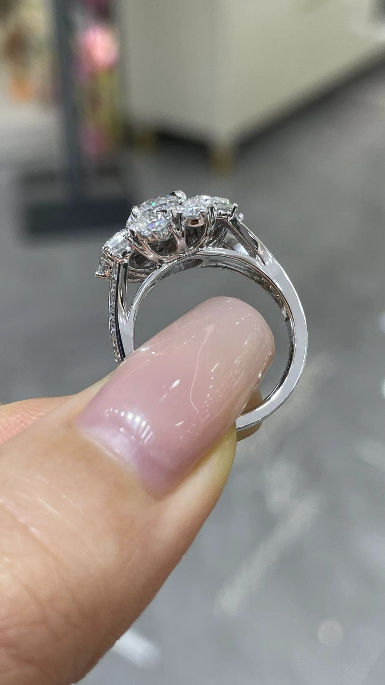 Pt950 1克拉 鑽戒(主鑽1.03ct) Pt950 鉑金戒台,主鑽 1.03 克拉。d1.47*11 - 視角 4