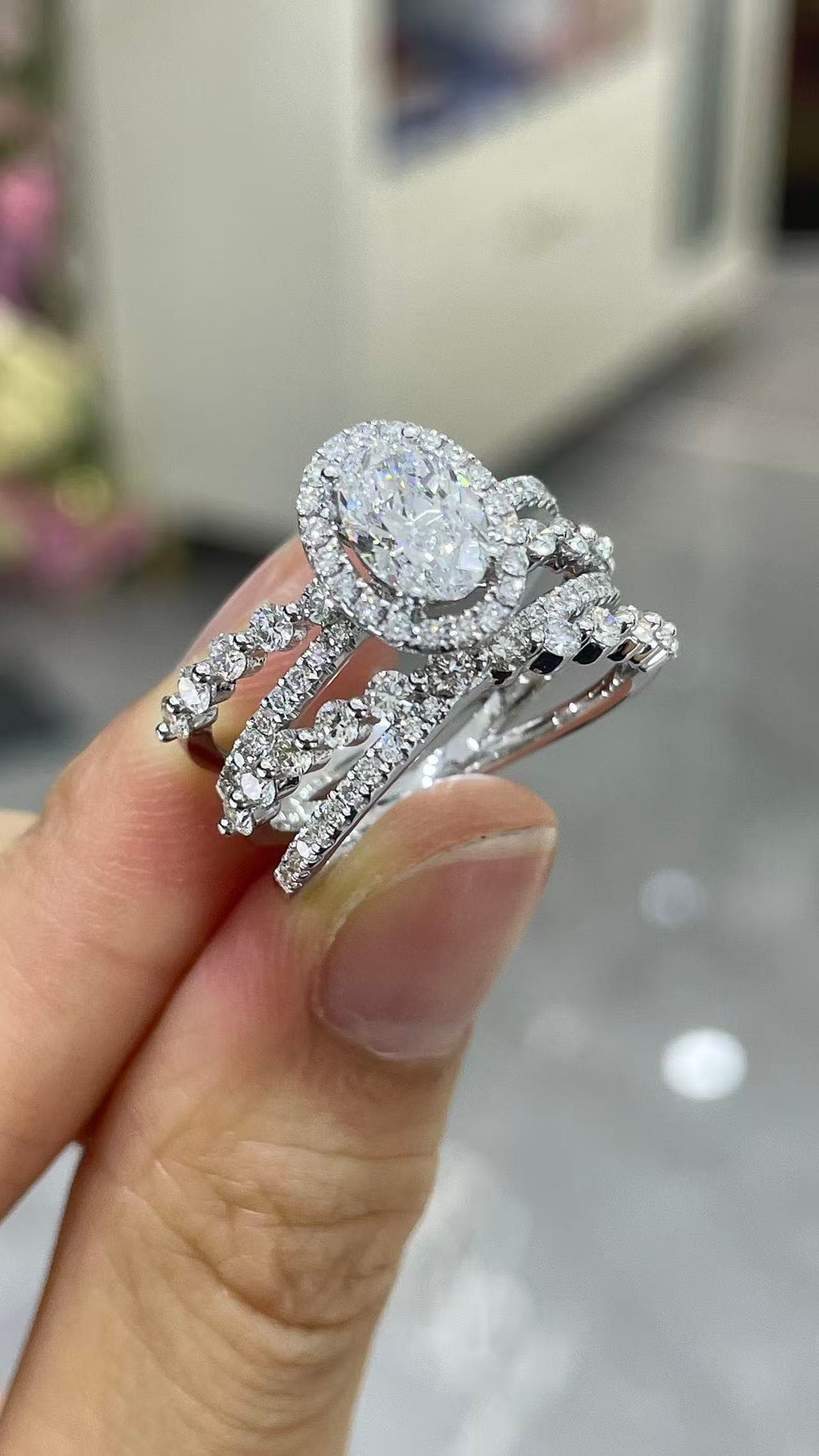 18K 四爪鑲 1克拉 橢圓形鑽戒 18K 金戒台,四爪鑲嵌,主鑽 1 克拉橢圓形,配鑽 1.209 克拉。 - 視角 2
