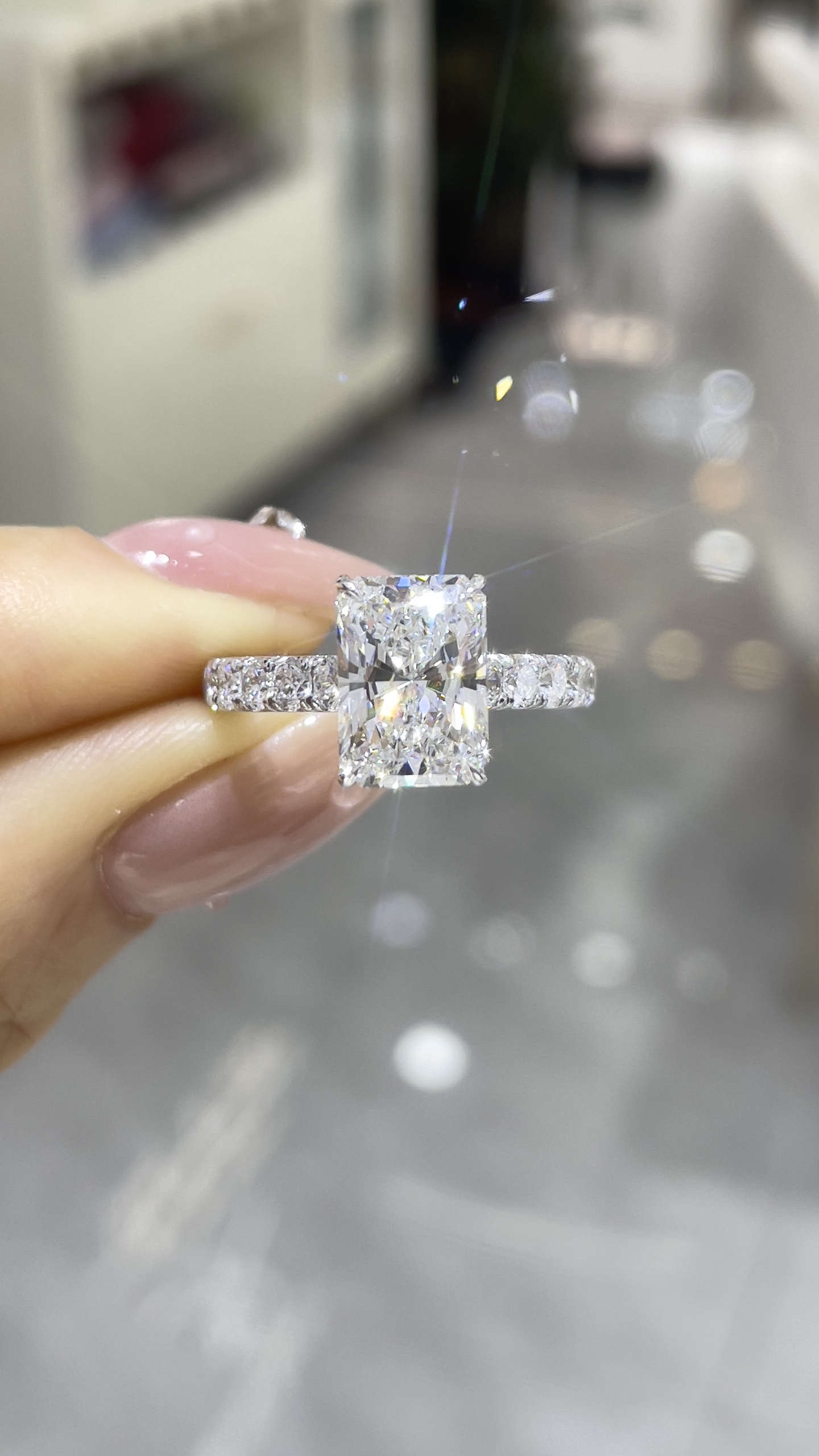 18K2.65ct  金雷迪恩切鑽戒