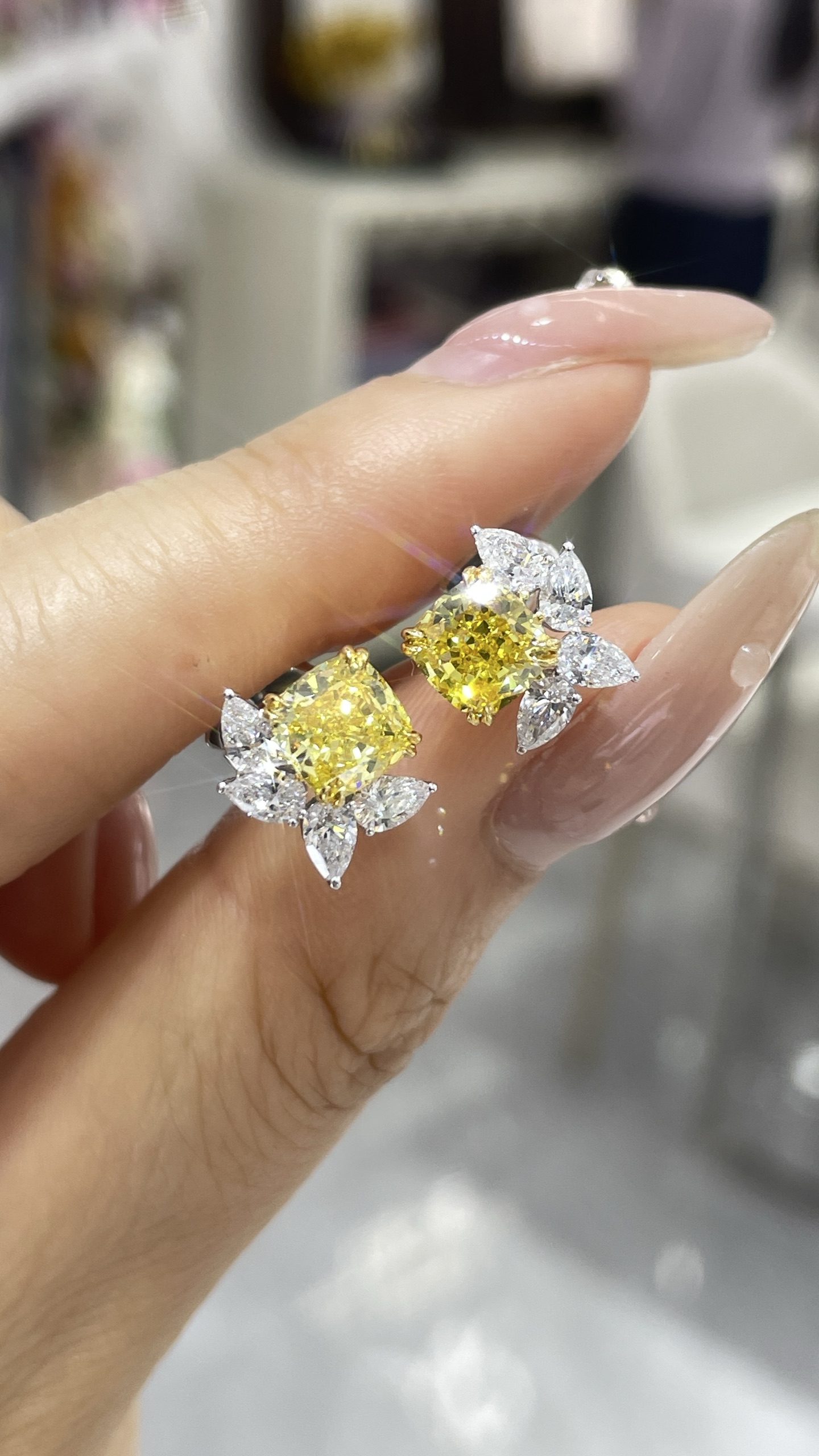 18K + 14K 分色枕形耳釘D3.344ct/2p d0.87ct/8p 3.35g