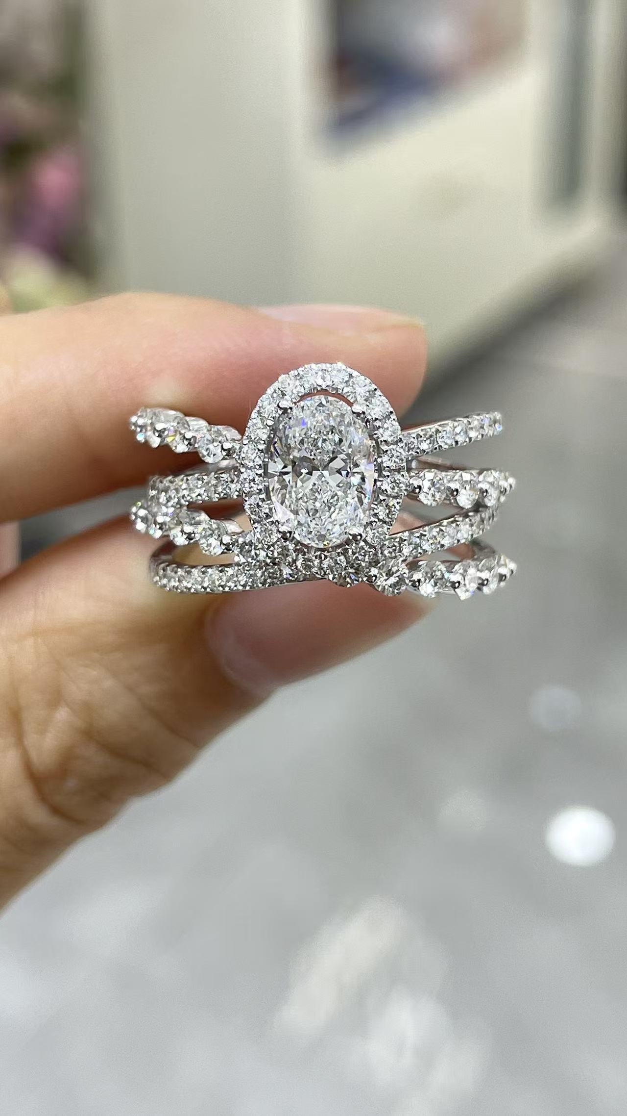 18K 四爪鑲 1克拉 橢圓形鑽戒 18K 金戒台,四爪鑲嵌,主鑽 1 克拉橢圓形,配鑽 1.209 克拉。