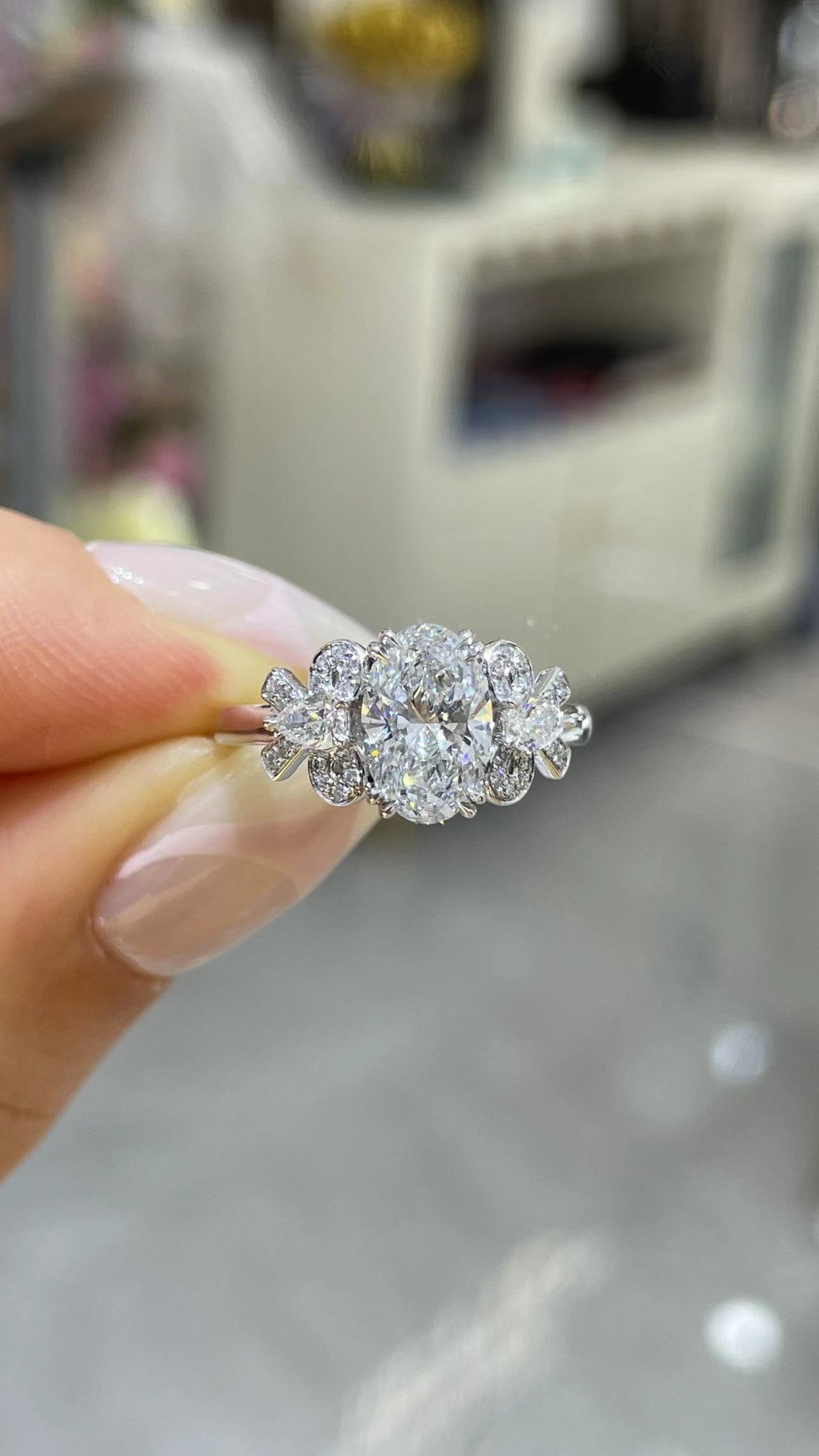 Pt950 四爪鑲 1克拉 橢圓形鑽戒 Pt950 鉑金戒台,四爪鑲嵌,主鑽 1 克拉橢圓形,配鑽 0.235 克拉。